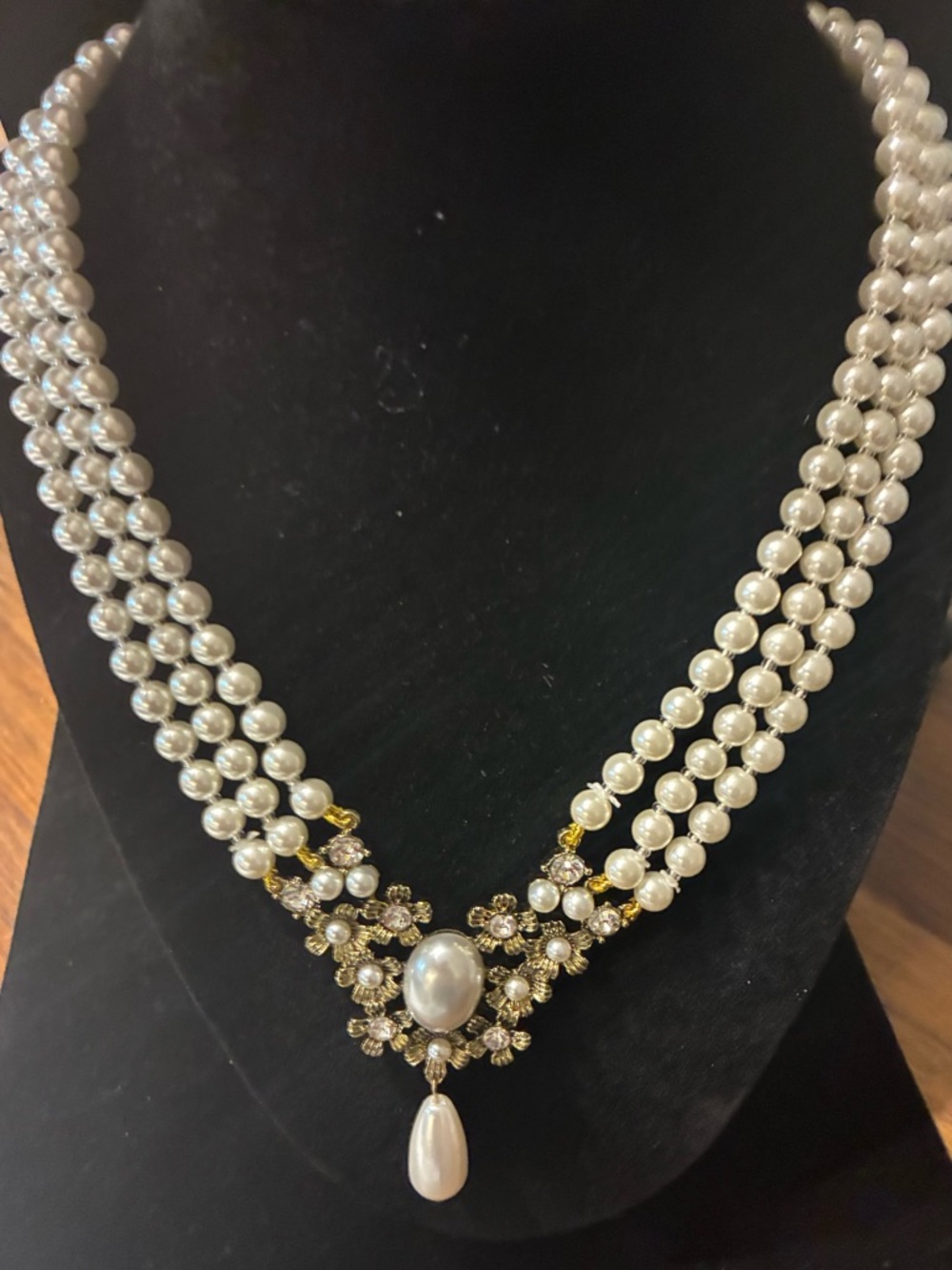 LI HANG VUAN NWOT VINTAGE FAUX Pearl & CRYSTAL Gold Tone
Statement NECKLACE 16"